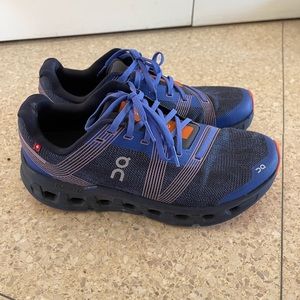 On running cloudgo blue/denim sneakers. Size 9 1/2.